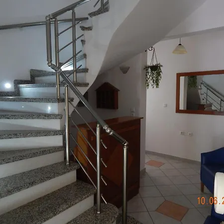 Panos Apartman *